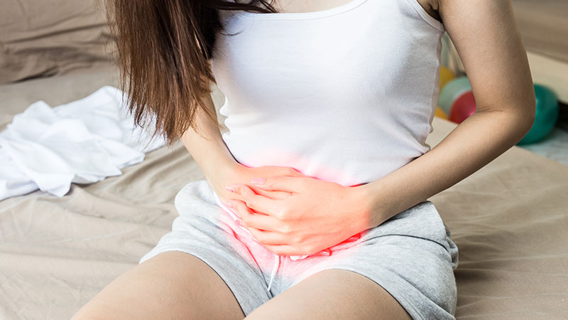 donna con le mani sulla pancia